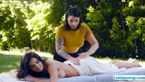 Silvia Saige let Ivy Lebelle massage her wet pussy