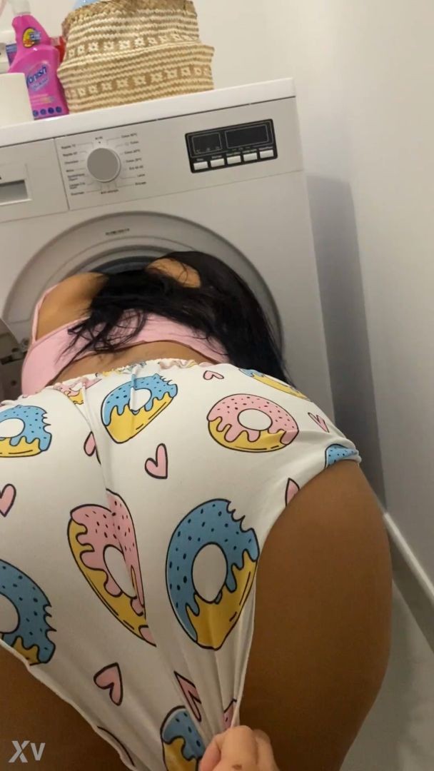 La petite latina se prend une bite alors qu'elle est coincée dans sa machine à laver, retrouvez-là sur insta @georgina latina