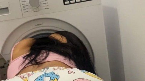 La petite latina se prend une bite alors qu'elle est coincée dans sa machine à laver, retrouvez-là sur insta @georgina latina