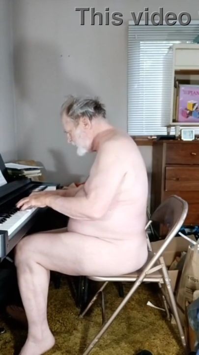 Daniel Roy Bloomquist Plays Schaum Nude