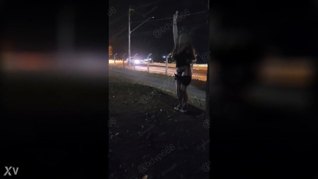 Esposinha cadela exibindo o rabo pros carros passando na rua