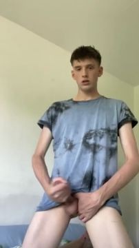 Sexy skinny twink shoots a load