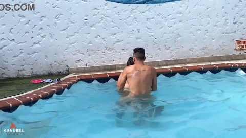 THE NEIGHBOR COMES DOWN TO SUN AND I SEDUCE HER TO GIVE ME A DELICIOUS BLOWJOB IN THE POOL
