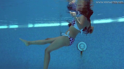 Andreina De Luxe in erotic underwatershow teens