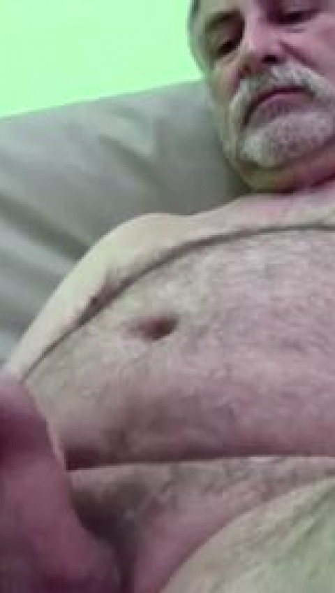 CHUBBY HAIRY DADDY GIVING A SHOW ON CAM