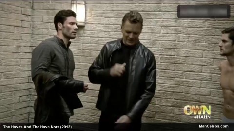 アーロン・オコンネルの上着と下着のビデオ