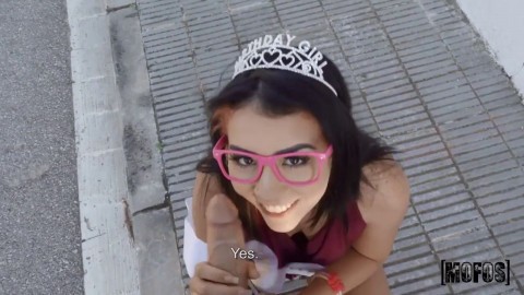 Chica de cumpleaños descarada