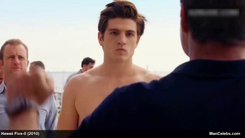 男性セレブアダム・スコット・ミラーの上半身裸の映画シーン