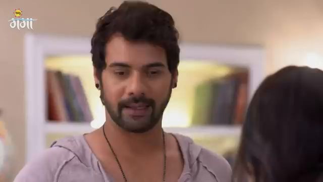 नंगे धीरज को देखकर मजे लेती हुई प्रीति - Naked Dheeraj Gets Caught