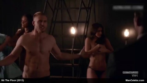 男性有名人アダム・センのゲイのキスと上半身裸のシーン