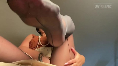 DOMINA WIRA-LA MORENITA SEXY DEMUESTRA SU BELLEZA EN PANTIMEDIAS CON RAYAS NEGRAS-720P-PLAYVIDS.COM