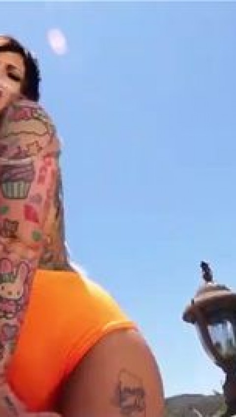 Tattooed big assed Payton Sinclaire sucks a huge black cock