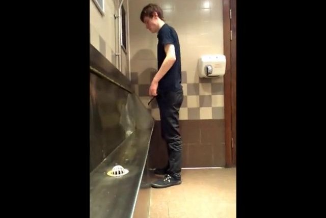 SOME HOT GUYS PISSING