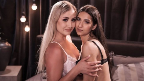 Nubile lesbians Cayla Lyons and Moona Snake facesitting orgasm